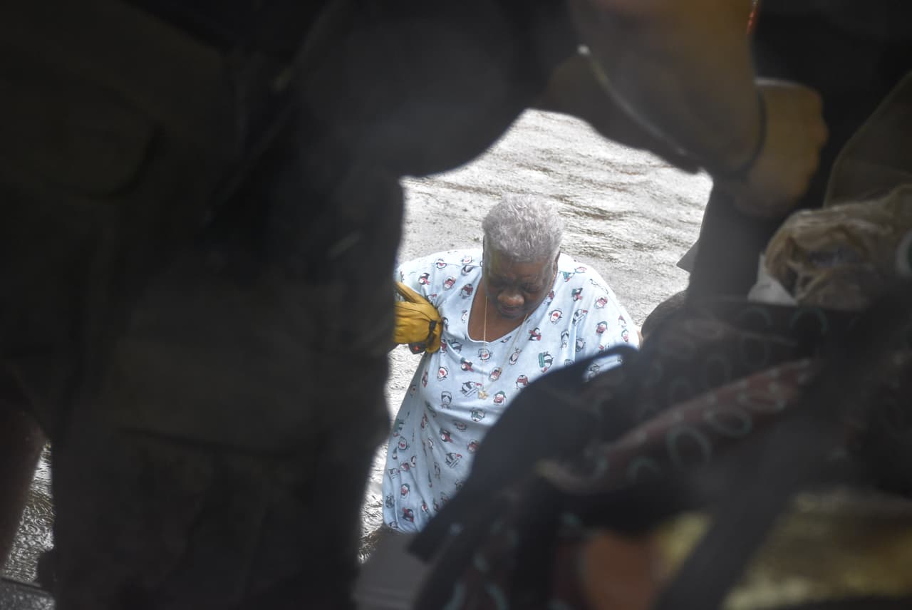 Además, instan a quienes no necesiten evacuar su hogar por las inundaciones, mantenerse alejado de las carreteras.