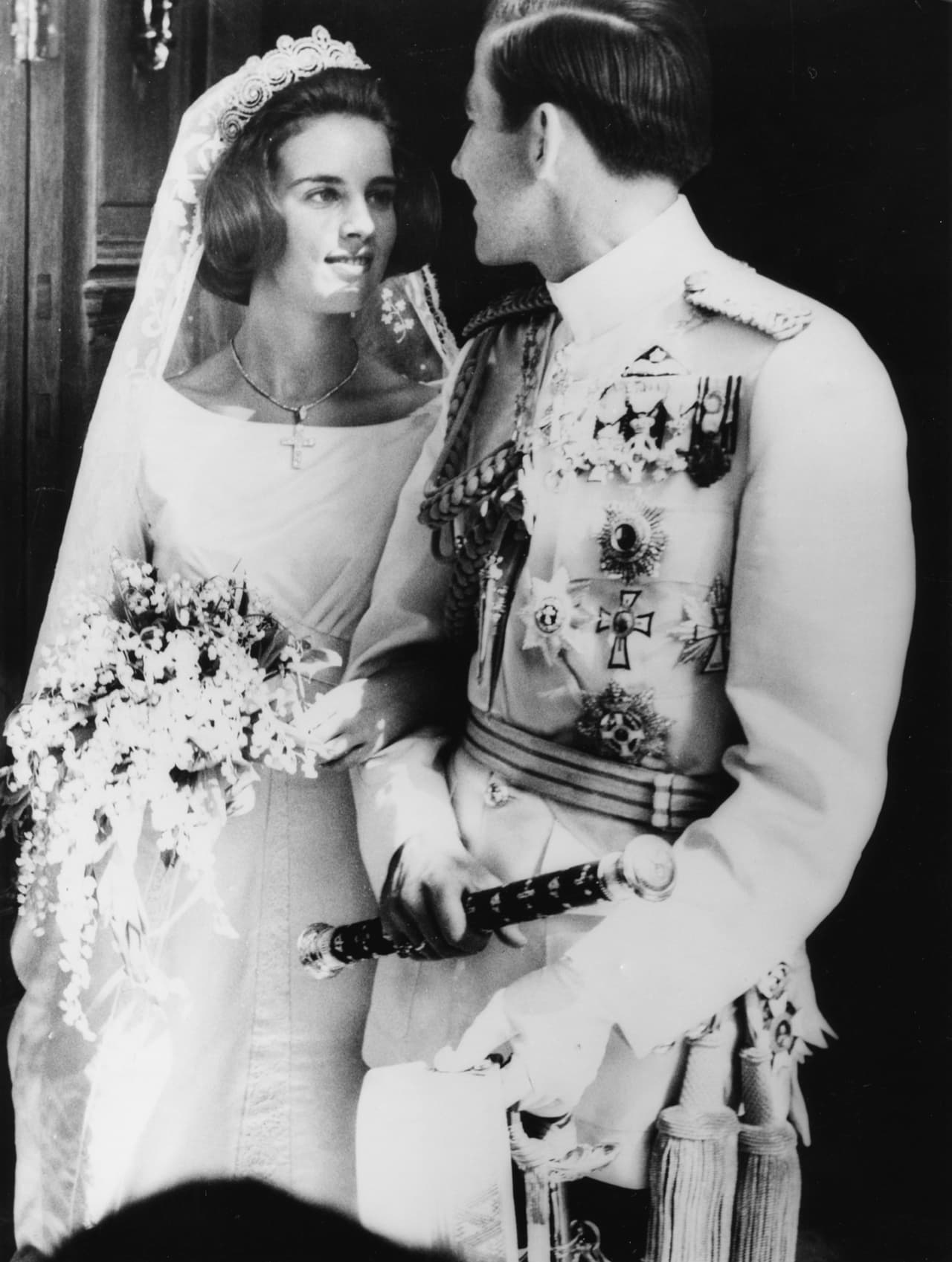 <b>1964 - Princess Anne Marie of Denmark and Constantine of Greece</b>
<br>For her wedding in Athens, this 
<a href="http://www.revistavanityfair.es/realeza/articulos/ana-maria-constantino-de-grecia-51-anos-matrimonio/21344">young princess</a> chose a perfectly timeless gown by Danish designer Jørgen Bender with an imperial cut, ¾ sleeves and a tiara by Cartier.