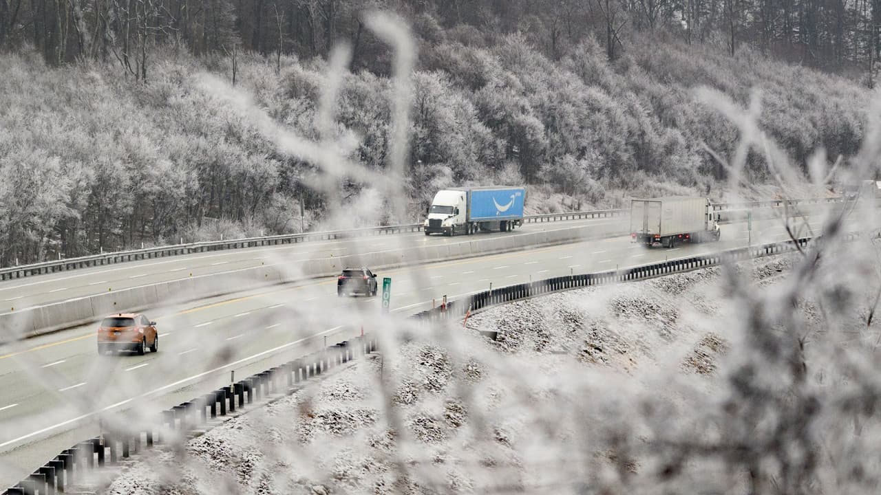 Carreteras congeladas y accidentes: los estragos de la tormenta invernal que azota a 16 estados en EEUU