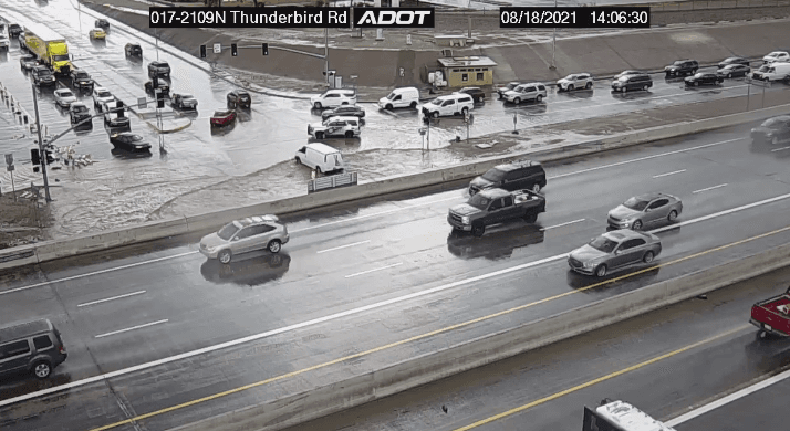 Las rampas de salida de Thunderbird de la I-17 están inundadas; el Departamento de Transporte Público de Arizona (ADOT, por sus siglas en inglés) pide evitar el área.