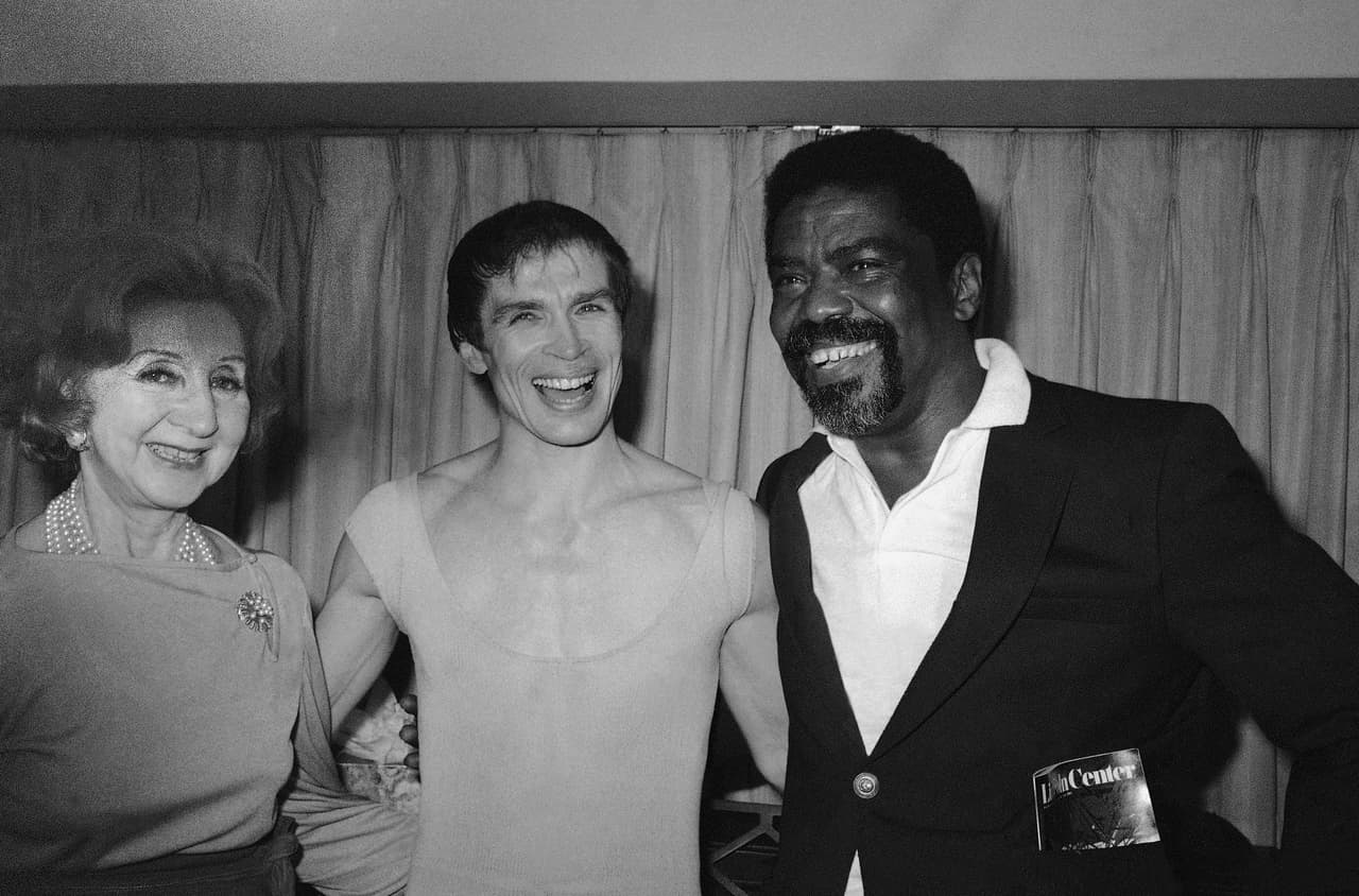 Alvin Ailey (a la derecha) en una visita al bailarín 
<a href="https://es.wikipedia.org/wiki/Rudolf_Nur%C3%A9yev" target="_blank">Rudolph Nureyev</a> en el camerino del 
<a href="https://www.metopera.org/?utm_source=performance-max&utm_medium=native&utm_campaign=institutional&utm_content=lookalikes&gad_source=1&gclid=Cj0KCQiAz8GuBhCxARIsAOpzk8xxl0RUp6pzxs9O5Y4tXD8zHkG3dslMOk9W6Q8DpyaOfFm84hrtbHcaAsJWEALw_wcB&gclsrc=aw.ds" target="_blank">Metropolitan Opera House</a> en Nueva York el 15 de julio de 1980.