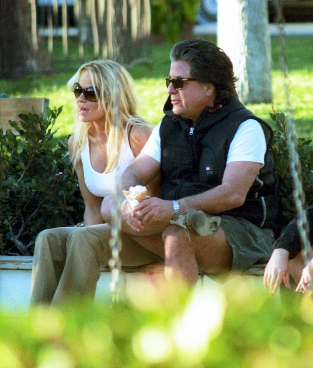 <b><a href="https://www.univision.com/famosos/amor-en-la-cuerda-floja-pamela-anderson-se-separo-de-jon-peters-con-quien-se-caso-pero-no-firmo-un-papel-fotos">Pamela Anderson y el actor Jon Peters</a></b> vivieron un breve romance que terminó en boda. Sin embargo, su 
<b>matrimonio</b> no llegó a oficializarse, pues 
<b>solo duró 12 días</b>.
<br>