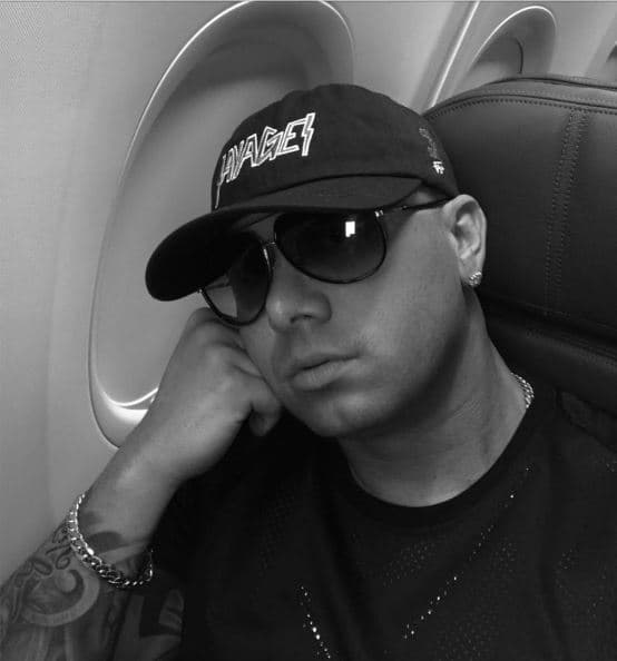 ¡No para! Wisin anda de un lado para otro. ¿Adónde irá?