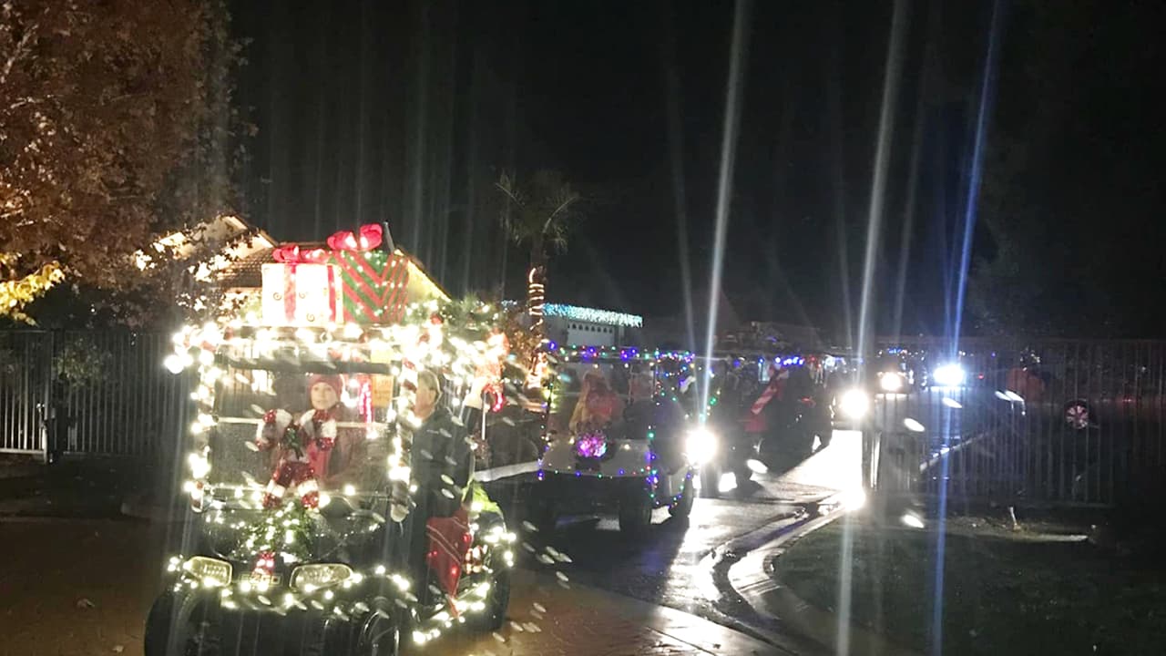 <b>Qué:</b> Inside-Out Desfile navideño de niños de Tulare
<br>
<b>Cuándo:</b> El 4, 5 y 6 de diciembre entre las 6:30 y las 9:30 pm.
<br>
<b>Dónde:</b> En los terrenos de la Feria de Tulare.
<br>No se permitirá transeúntes, sólo automovilistas.
<br>
<br>
<b><a href="https://www.facebook.com/TulareChristmasParade/photos/a.138145007592340/413100036763501/" target="_blank">Más información en este enlace.</a></b>