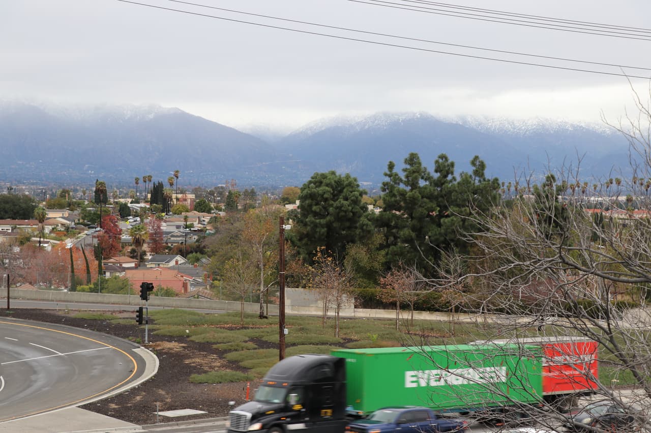 Las condiciones del tráfico vehicular son peligrosas en las autopistas de California.