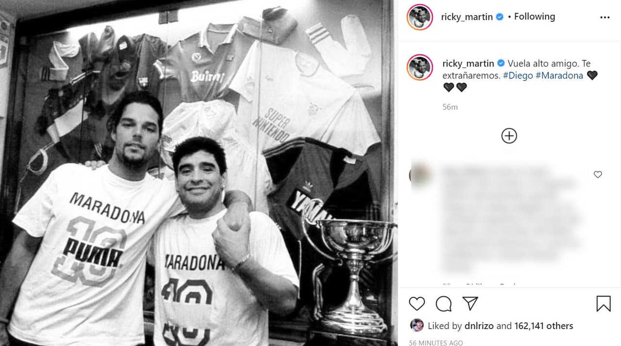 Ricky Martin colgó esta foto de antaño al lado de 'El 10' y le deseó un buen viaje tras su muerte: "
<b><a href="https://www.instagram.com/p/CIBeWUPnFRG/" target="_blank">Vuela alto amigo</a></b>. Te extrañaremos".
