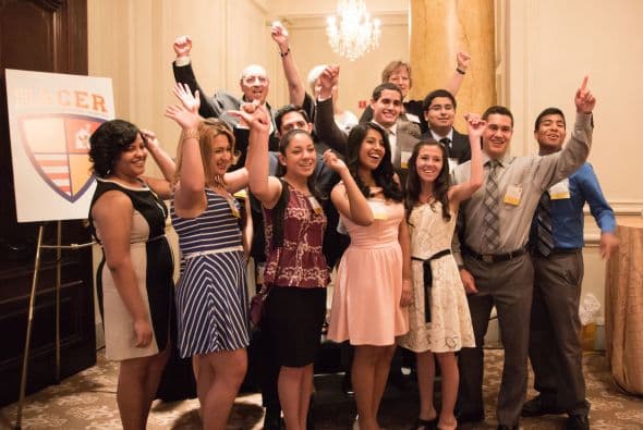 Proprietarios de McDonalds celebran con estudiantes Latinos en la ceremonia de Philadelphia donde se les dieron becas HACER de McDonalds.  