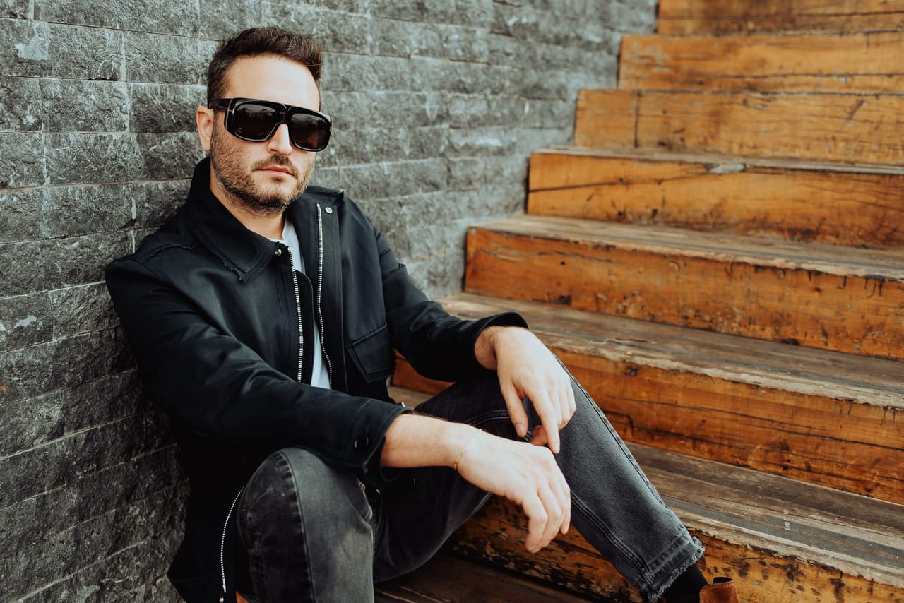 La voz y talento de Jesús 'Chuy' Navarro son indiscutibles y ahora toda su experiencia la aplicará en Tu Cara Me Suena, donde seguramente tendrá los mejores comentarios para calificar a las ochas celebridades que se subirán al escenario a personificar a los ídolos internacionales de la música.