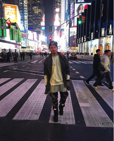 J Balvin no ha parado de pasear, así lució en esta imagen en la que se ve en medio de altos edificios.