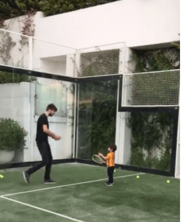 Pero no es la única en la familia que tiene gusto por el tenis, ya que el pequeño Milan ya está aprendiendo y su papá, Gerard Piqué, es el mejor entrenador. ¿Que no debería enseñarle futbol?