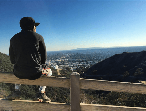 También compartió un hermoso paisaje en el que se le ve muy feliz.