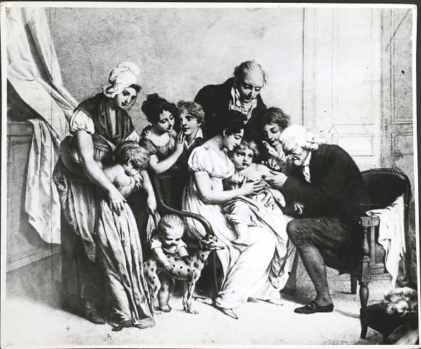 <b>Vacunas</b>. El valor de las vacunas como una poderosa herramienta de salud pública para salvar vidas ha sido corroborado una vez más durante esta pandemia del coronavirus. Su creación se remonta a hace 200 años cuando en el Reino Unido, el médico Edward Jenner notó que algunas mujeres que ordeñaban vacas parecían estar protegidas de la viruela si antes ya habían contraído una enfermedad más leve llamada viruela bovina, lo que lo motivó a hacer un experimento con un niño de 8 años, a quien inoculó con materia de la llaga de viruela bovina de una ordeñadora y luego con el virus. Así pudo confirmar su teoría: el niño había producido un grado de protección contra la viruela. Según un 
<a href="https://www.bbc.com/mundo/noticias-40720048" target="_blank">reportaje</a> de la 
<i>BBC</i>, en 1798 publicó su primera investigación donde habló por primera vez del término ‘vacuna’, del latín: vacca. El resto es historia.