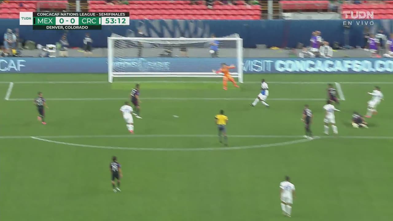 ¡Grande Edson! El mediocampista del Tri desvía el tiro de Martínez