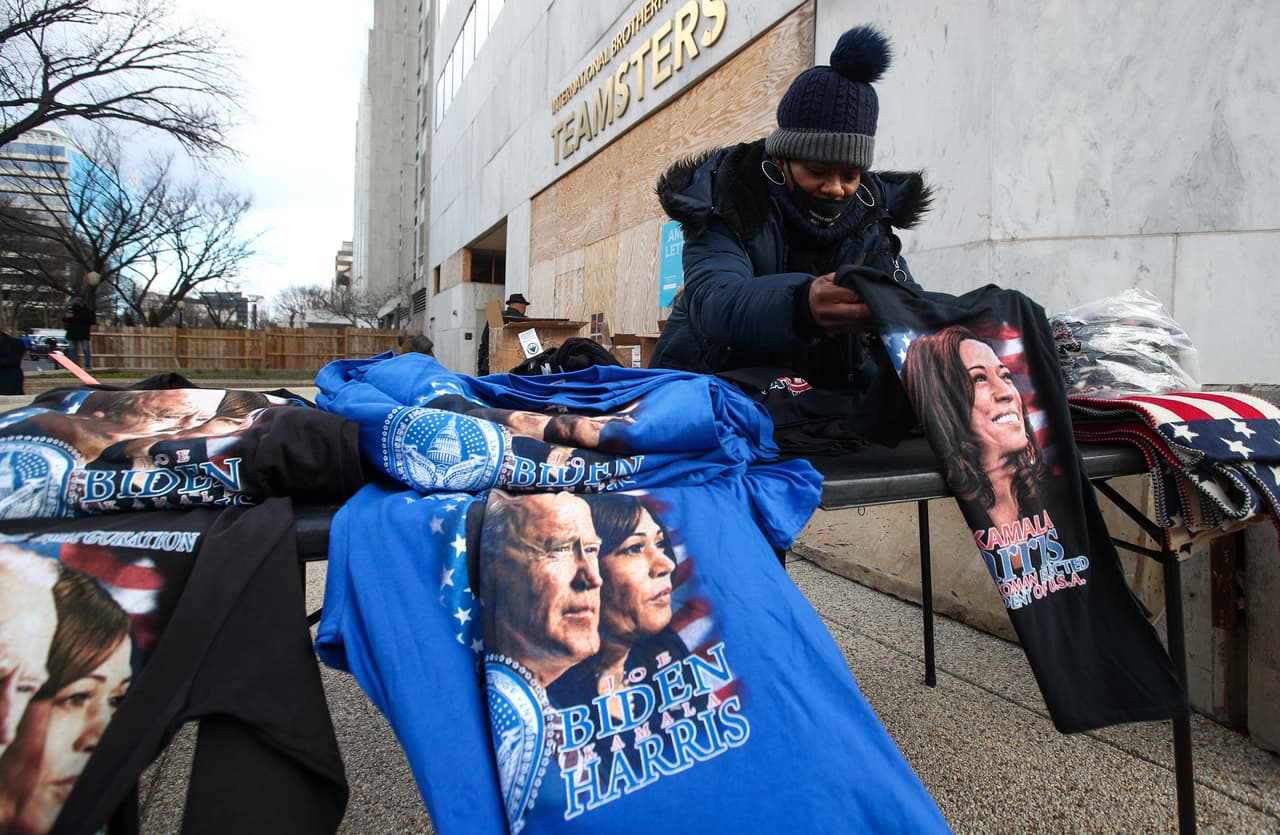 Una mujer vende souvenirs con los rostros de Kamala Harris y Joe Biden al poquísimo público en las cercanías del centro de la Capital.