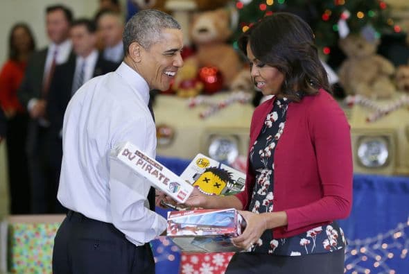 Barak Obama acompañado de la primera dama, Michelle Obama entregaron juguetes a la campaña “Toys for tots" que es organizada por los marines.