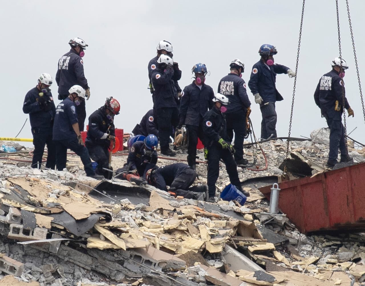 Crece la angustia de los familiares: por qué se ha complicado la búsqueda de sobrevivientes en las ruinas del edificio de Miami