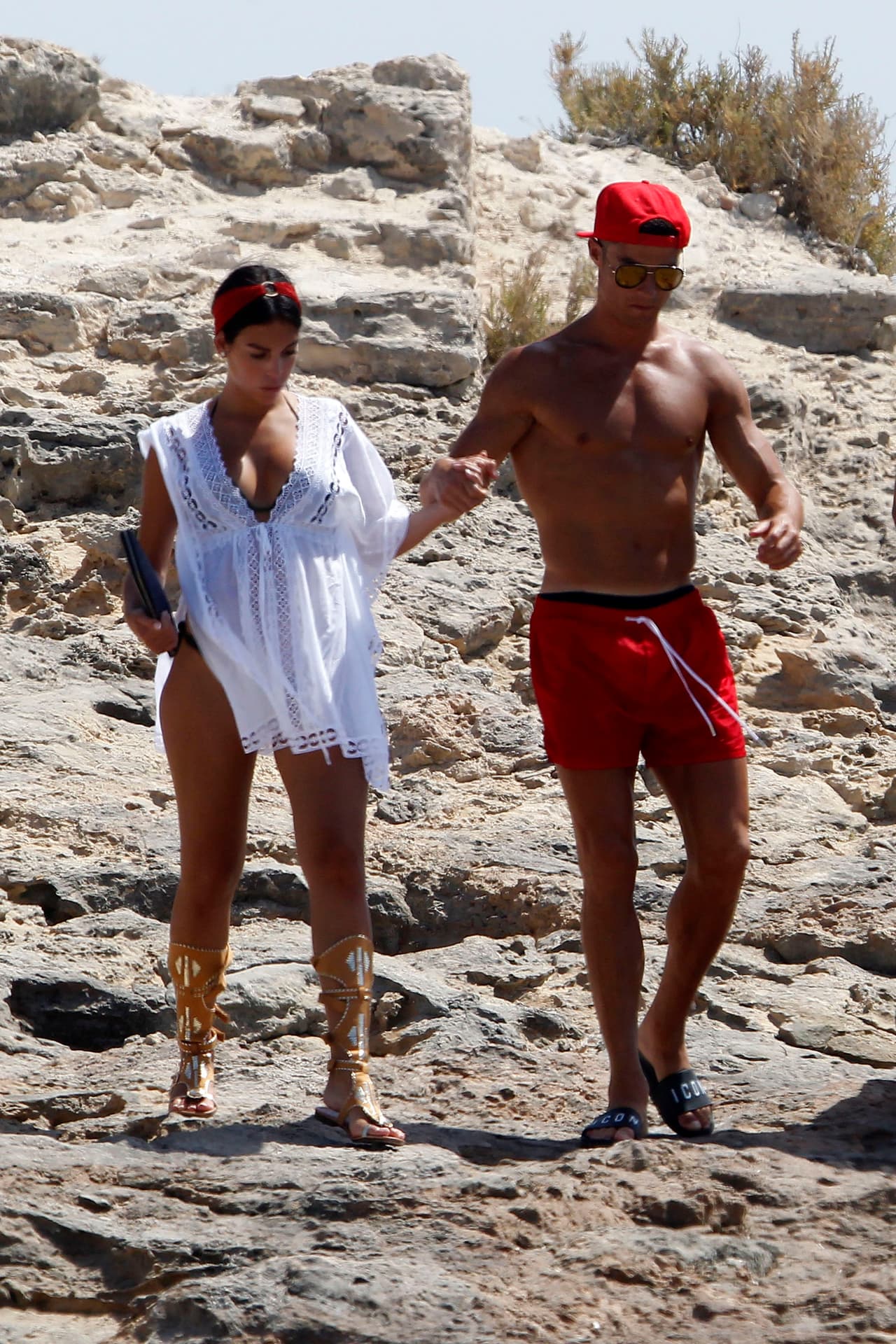 Cristiano cuidó en todo momento a su pareja para que no fuera a resbalar.