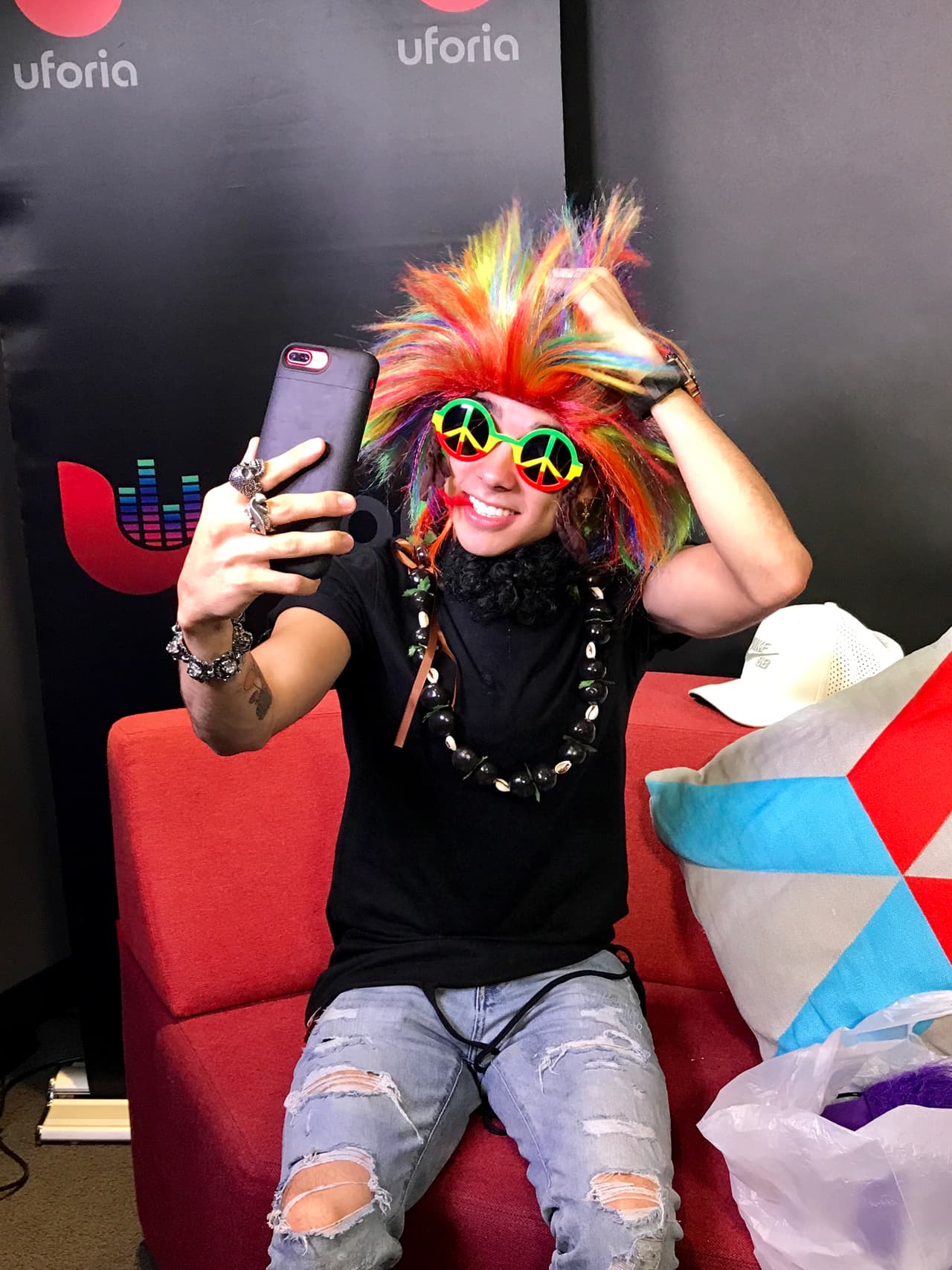 Así se divierte Mario Bautista durante sus entrevistas.