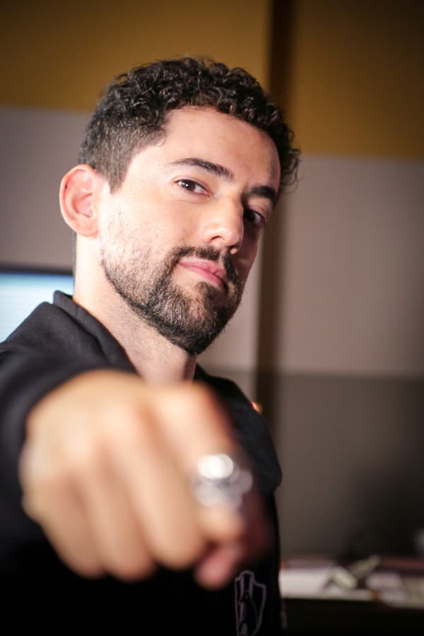 El actor mexicano Luis Gerardo Méndez nos presenta la primera serie original de Netflix en español “Club de Cuervos”.