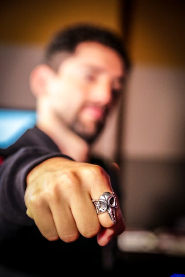 El actor mexicano Luis Gerardo Méndez nos presenta la primera serie original de Netflix en español “Club de Cuervos”.