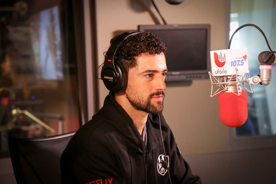 El actor mexicano Luis Gerardo Méndez nos presenta la primera serie original de Netflix en español “Club de Cuervos”.