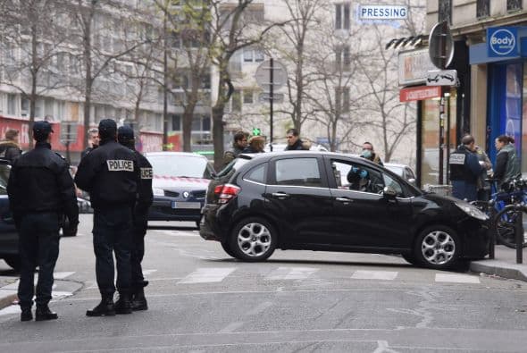 El automóvil utilizadio por los atacantes fue abandonado a pocas cuadras del semanario.