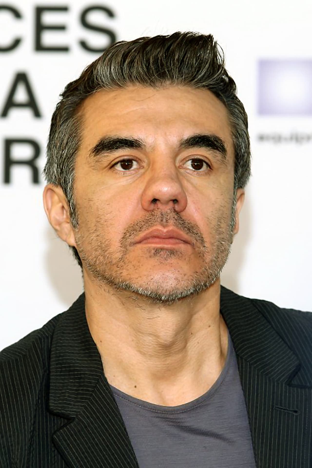 Sin embargo, es Adrián Uribe quien lleva el peso de la historia al encarnar este doble papel, siendo esta la primera oportunidad que tiene de ser protagonista en una telenovela.