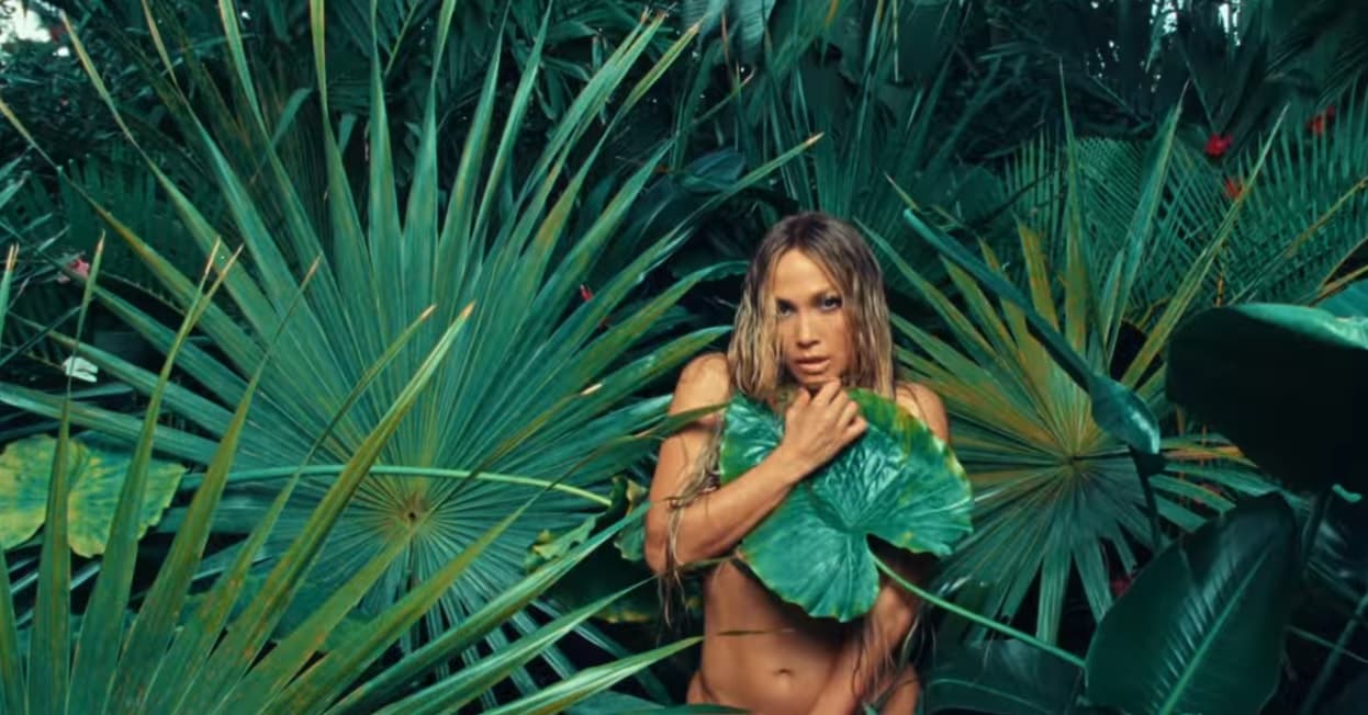 Y la llamada 'Diva del Bronx' también hizo una toma similar, aunque ella se tapa con una hoja elegante, nombre de la planta, en lugar del bikini.