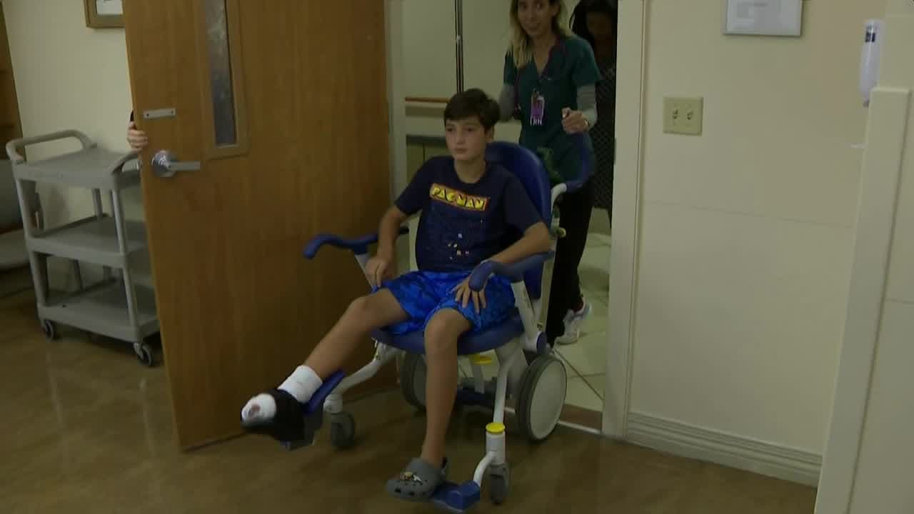 “Tenía mucho miedo, no sabía qué pasaría con mi pie”: niño atacado por tiburón en Fort Lauderdale 