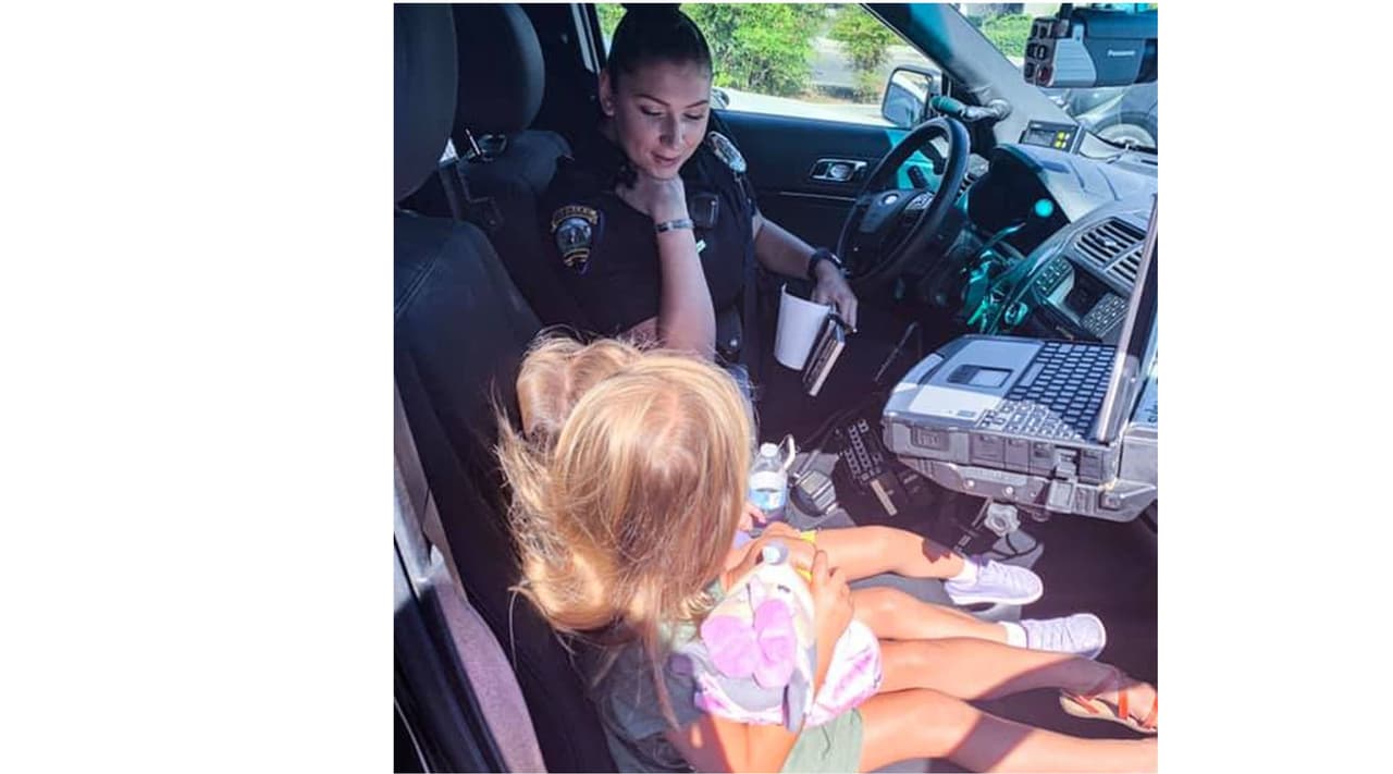 Dos curiosas niñas de Merced se sientan a conversar con esta oficial de la policía