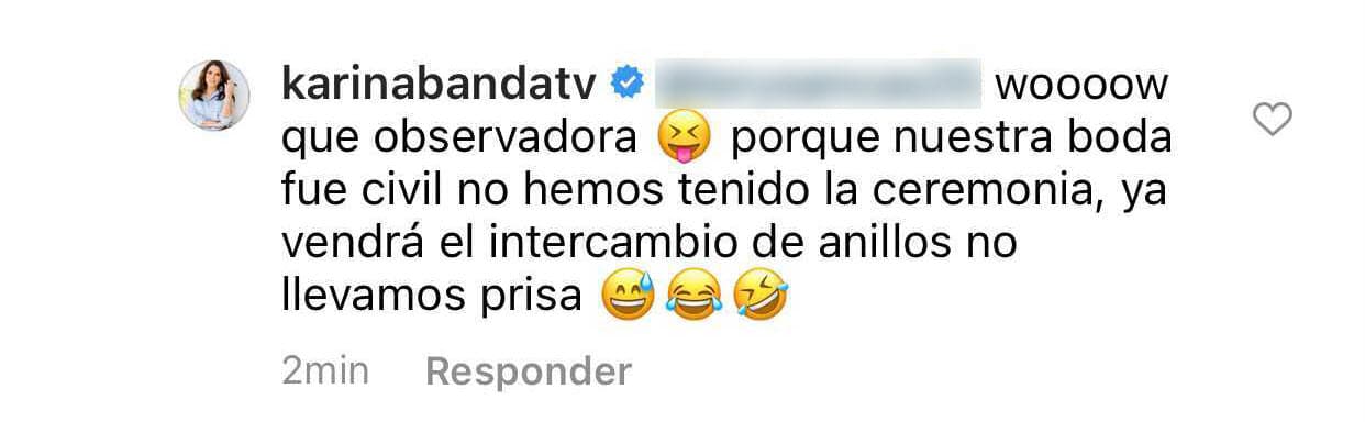 Banda no pasó desapercibido lo "observadora" que era su fan y la sacó de todas dudas: "Nuestra boda fue civil y no hemos tenido la ceremonia. Ya vendrá el intercambio de anillos, 
<b><a href="https://www.univision.com/shows/el-gordo-y-la-flaca/karina-banda-quiere-un-anillo-de-compromiso-grande-y-brillante-esto-le-dijo-el-gordo-a-carlos-ponce-video" target="_blank">no llevamos prisa</a></b>". 
<br>