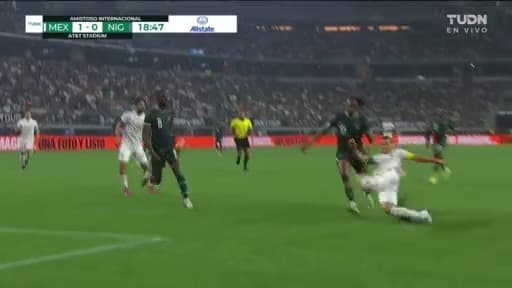 ¡Atajadón de Uzoho! Le roba el segundo gol a Andrés Guardado