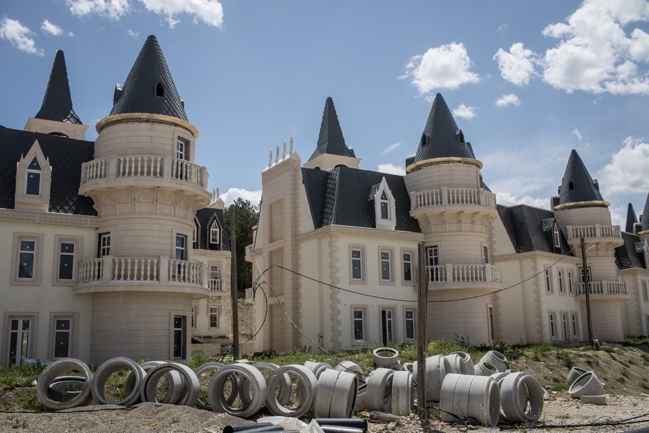 Pero en menos de dos décadas la economía del país se detuvo, y Turquía vivió además ataques terroristas y 
<a href="https://www.univision.com/noticias/gobierno/tras-el-fracaso-del-golpe-en-turquia-erdogan-destituye-militares-y-jueces">un intento fallido de golpe de Estado en 2016</a>.