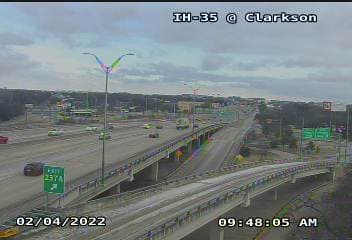 "Solo porque la precipitación ha terminado y el sol está tratando de salir, conducir en lugares que vieron mucho hielo ayer (Edwards Plateau/Hill Country/Austin Metro) todavía estará helado", indicó el Servicio Nacional de Meteorología.