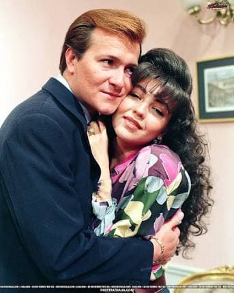 Arturo Peniche es José Luis del Olmo, y aunque en un principio sólo engaña a María, con el tiempo conocerá el verdadero amor.