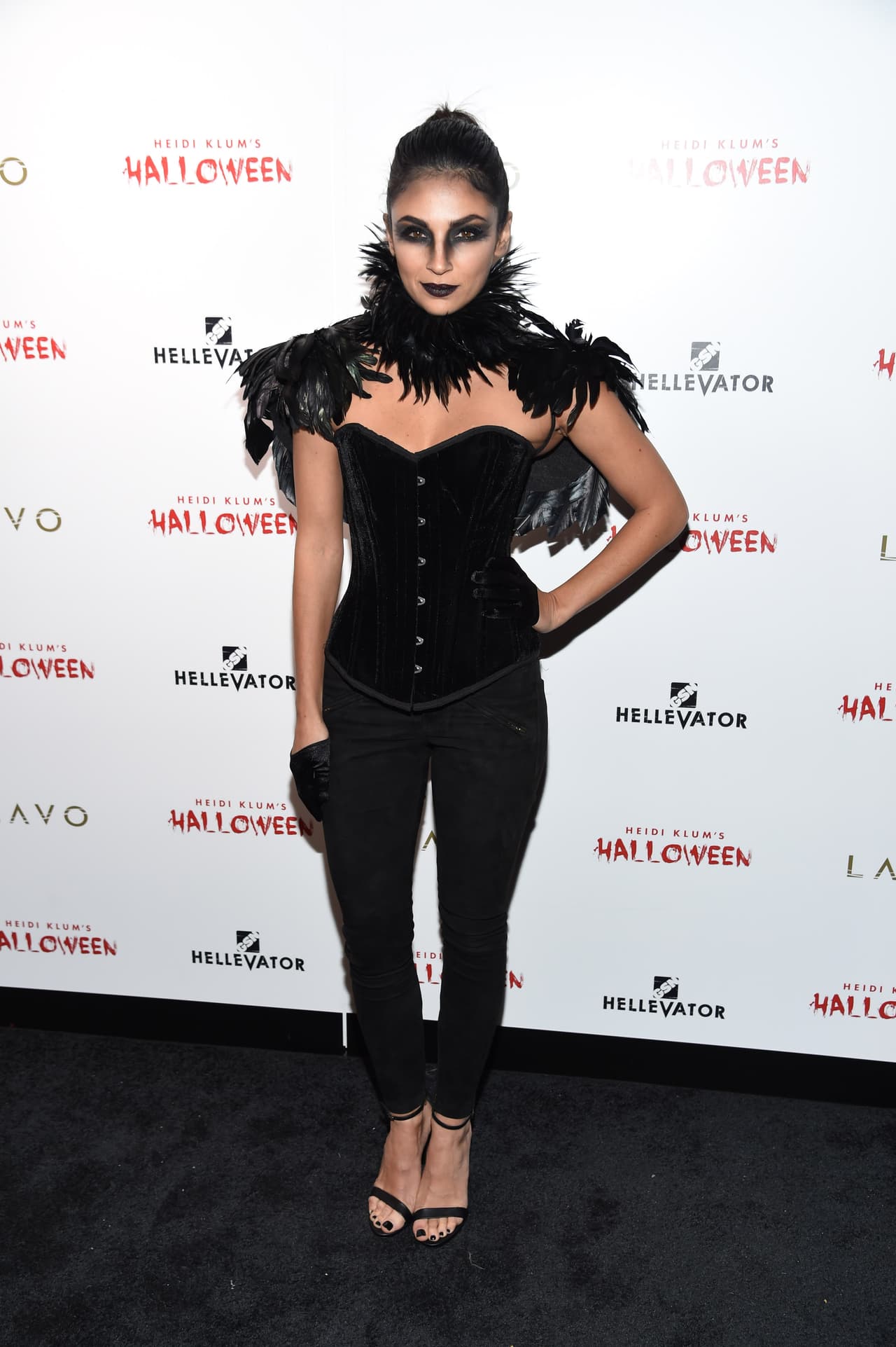 Lucir como si hubieras escapado de la película 'El cuervo' no es difícil, bastará con tener unos pantalones y un top negro muy elegantes, unas sandalias y unos guantes de cuero y conseguir o fabricar una estola hecha de plumas negras que se complementen con un maquillaje siniestro.