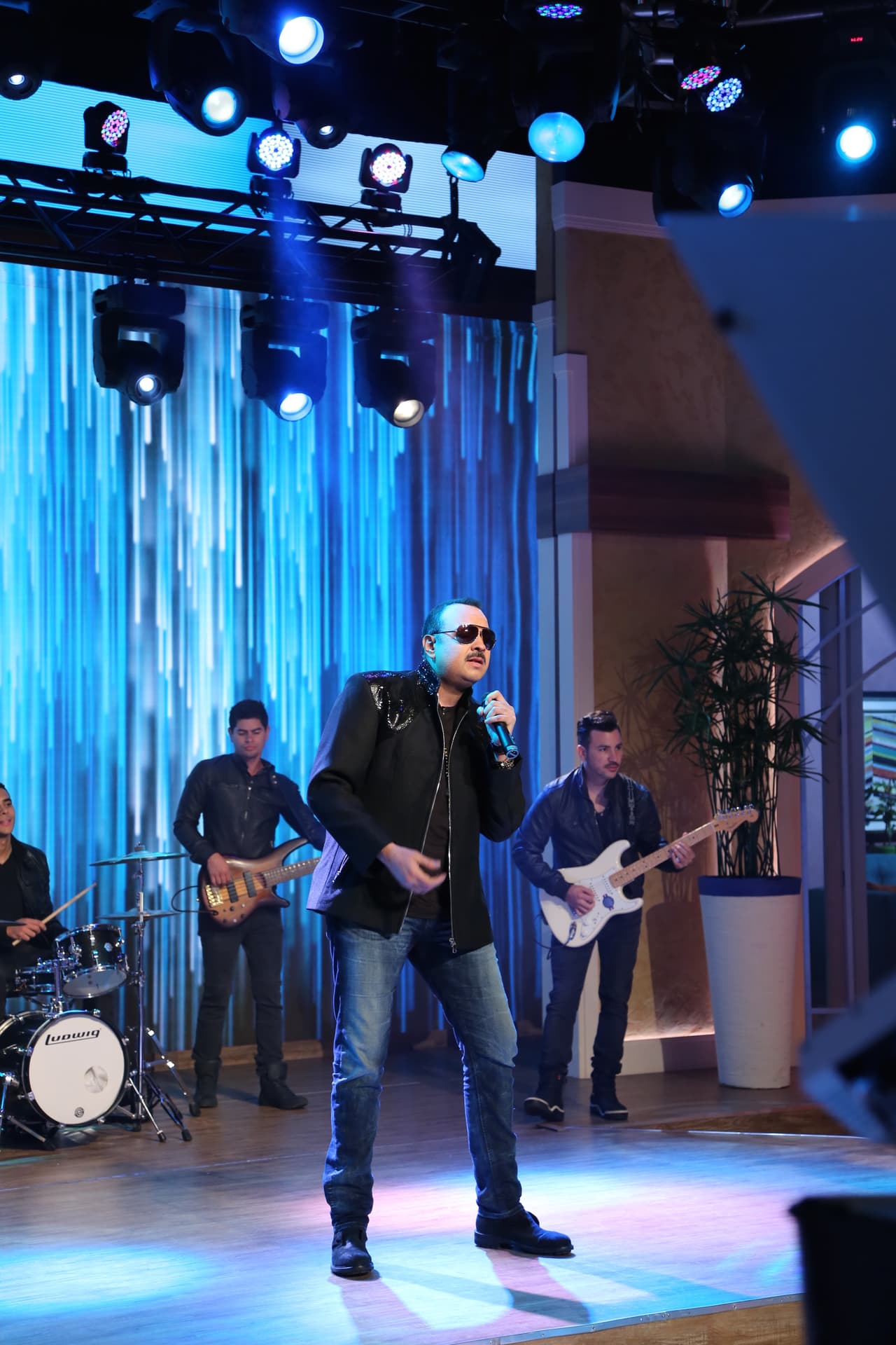 "Hago este disco por convicción el regresar un poco a lo básico", explicó, "los músicos que tocan tienen que ser buenos músicos, las canciones tienen que ser buenas, el cantante tiene que cantar chido y hacer un juego de estrellas de este producto era para mí una de las metas".
<br>