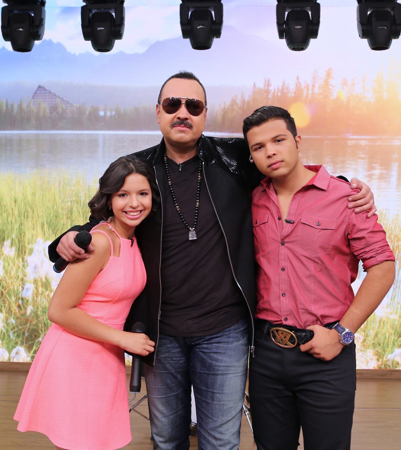 <b><a href="https://www.univision.com/shows/el-gordo-y-la-flaca/angela-aguilar-se-enoja-cuando-pepe-la-regana-por-detallitos-sobre-el-escenario-su-papa-es-su-maestro-video" target="_blank">Su manera estricta </a></b>no se limita con ellos solo por ser sus hijos. De hecho, ha sido capaz de ejecutar ciertos castigos cuando cree que los merecen. 
<br>