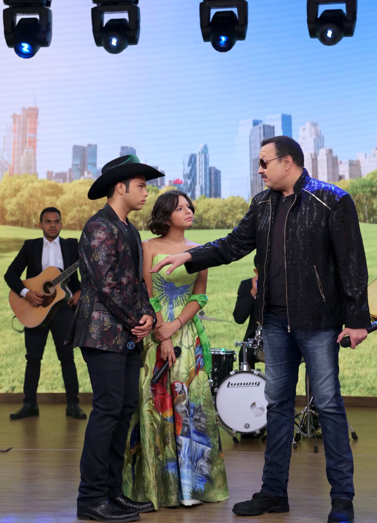 Con dos de ellos, 
<b><a href="https://www.univision.com/temas/angela-aguilar" target="_blank">Ángela</a></b> y 
<b><a href="https://www.univision.com/temas/leonardo-aguilar" target="_blank">Leonardo</a></b>, realiza un espectáculo musical que lleva por nombre 'Jaripeo sin fronteras' y que ha recorrido ciudades tanto en EEUU como en México. 
<br>