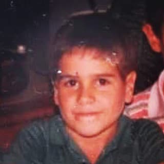 Es el menor de seis hermanos, pero de ellos sólo él se inclinó por el lado artístico, pues hay médicos, un piloto, un ingeniero industrial y un publicista.