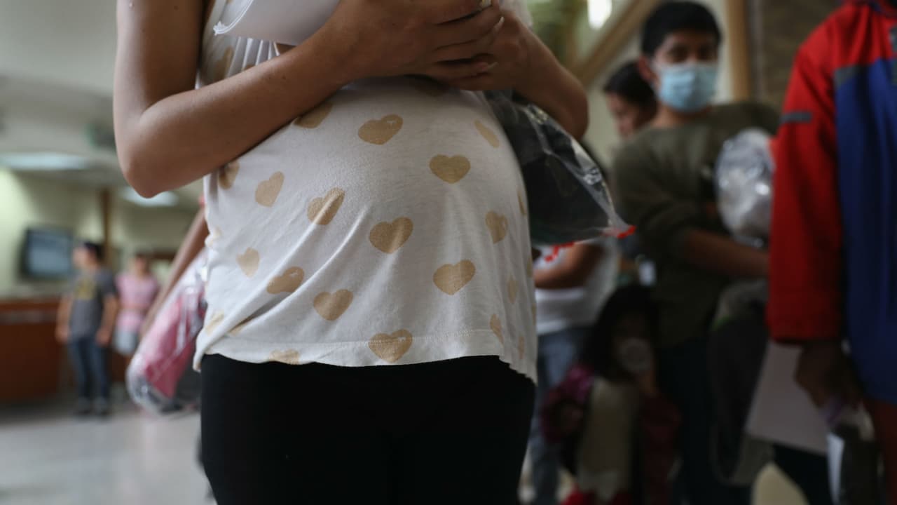 Una mujer que fue presuntamente violada de menor debe dar la custodia de su hija al supuesto violador y pagar la manutención