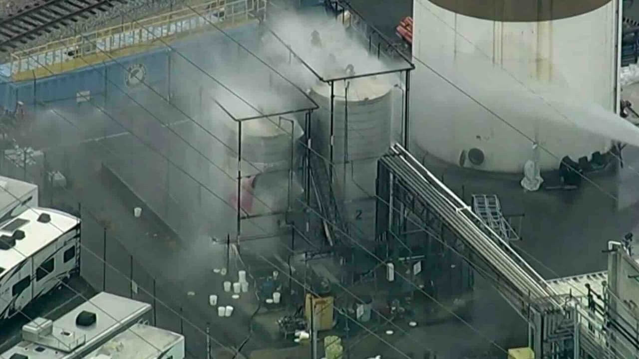 Incendio en planta química cerca de Disneylandia mantiene en alerta máxima a California