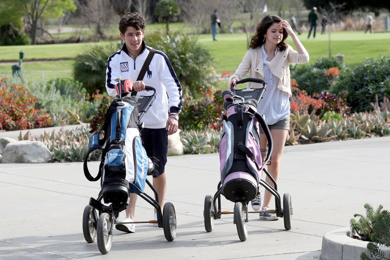 Y en la lista de amores de 'Sel' también está Nick Jonas, con quien salió cuando el joven todavía no tenía esa musculatura que hoy lo define.