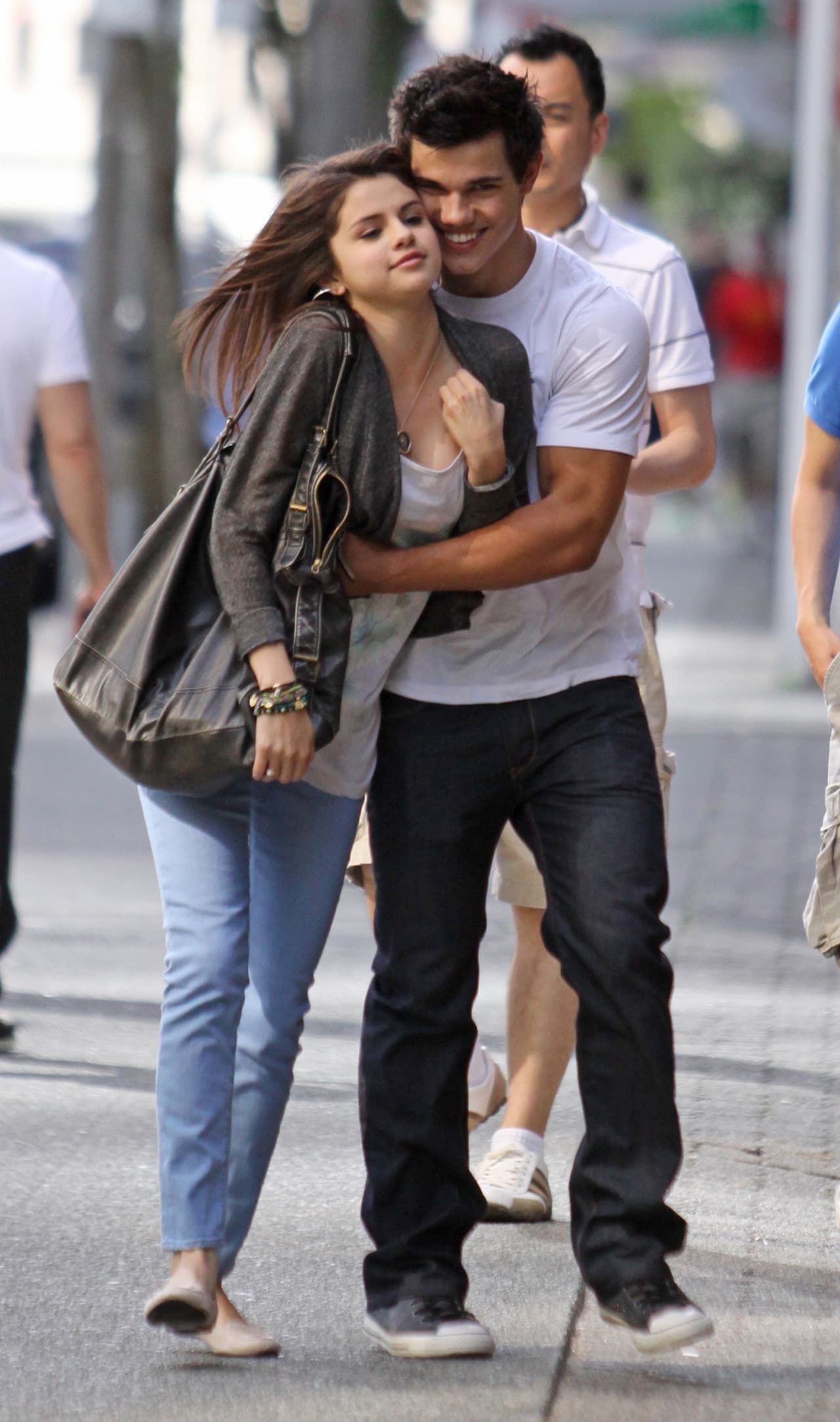 Con el guapo actor Taylor Lautner parece que la pasó estupendo.