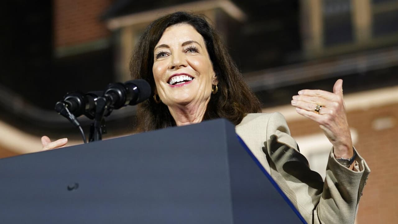 <b>En video:</b> Kathy Hochul asumió el cargo de gobernadora de Nueva York en agosto de 2021 cuando el exgobernador Andrew Cuomo renunció a su puesto. Este martes, la demócrata venció en las urnas al candidato republicano Lee Zeldin. Aunque Hochul ganó por amplia ventaja en la ciudad de Nueva York, el voto republicano se impuso en algunas zonas rurales.