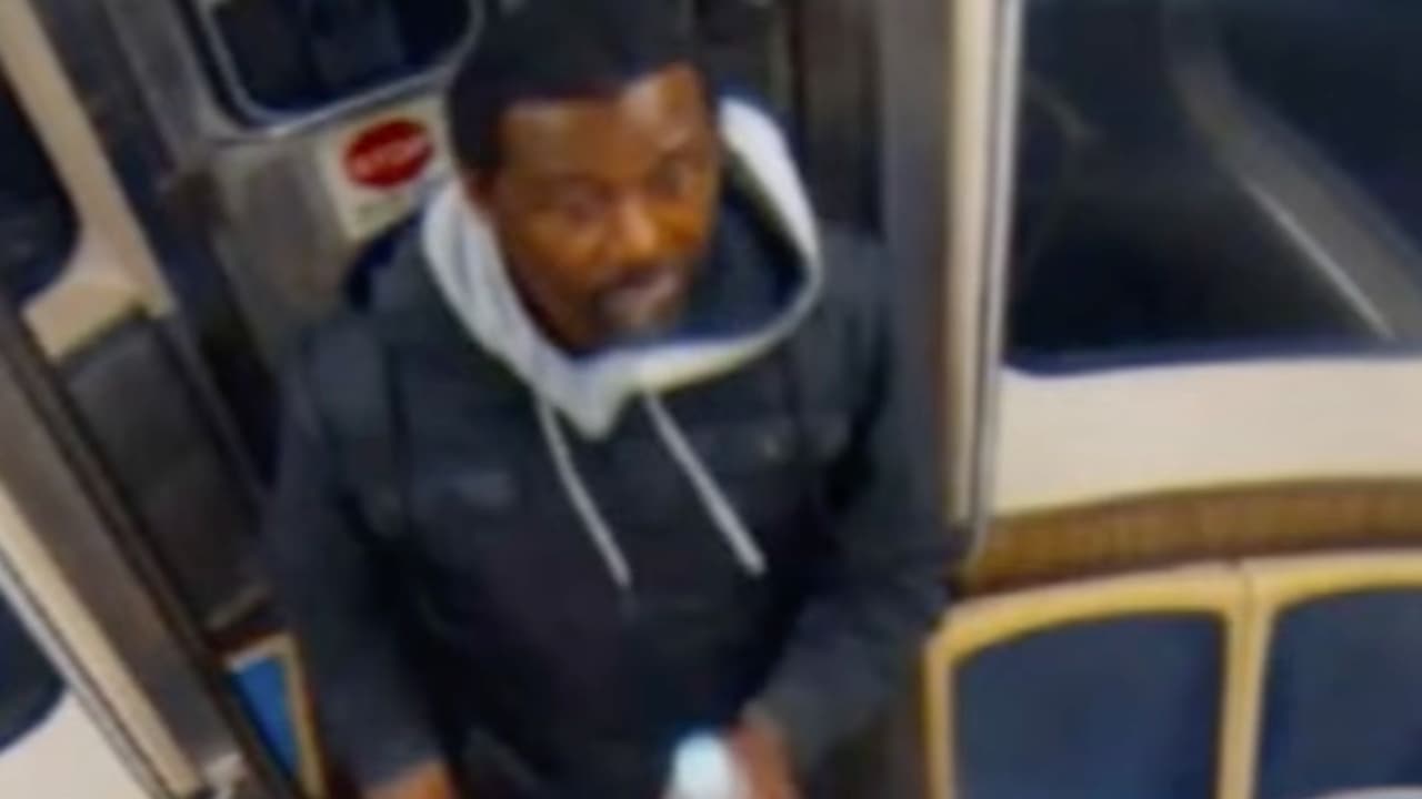 El tren logró detenerse en la estación Clark/Lake, donde la víctima, aún en llamas, reunió fuerzas para bajar del vagón. Dos personas intervinieron de inmediato para ayudarla a apagarse antes de que los servicios de emergencia llegaran.