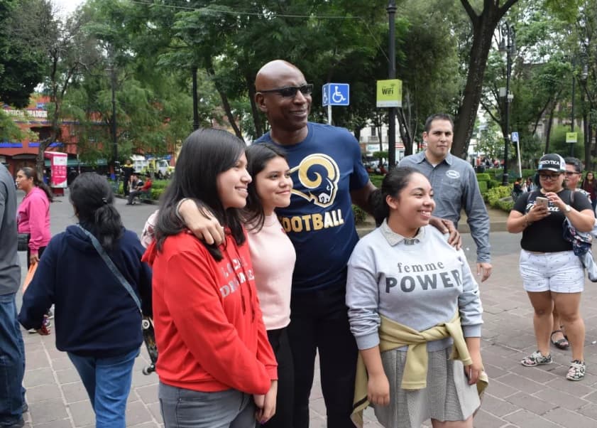 Eric Dickerson fue amabla con los aficionados que se le acercaron por una fotografía.