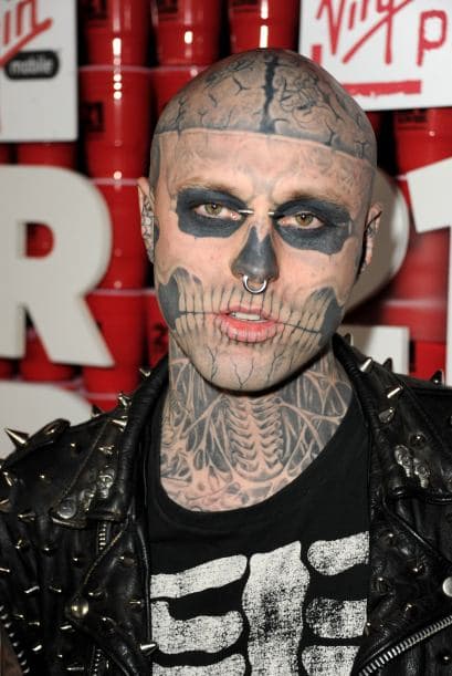 Él es Rick Genest, un canadiense que decidió tatauarse todo el cuerpo como si fuera una calavera viviente.