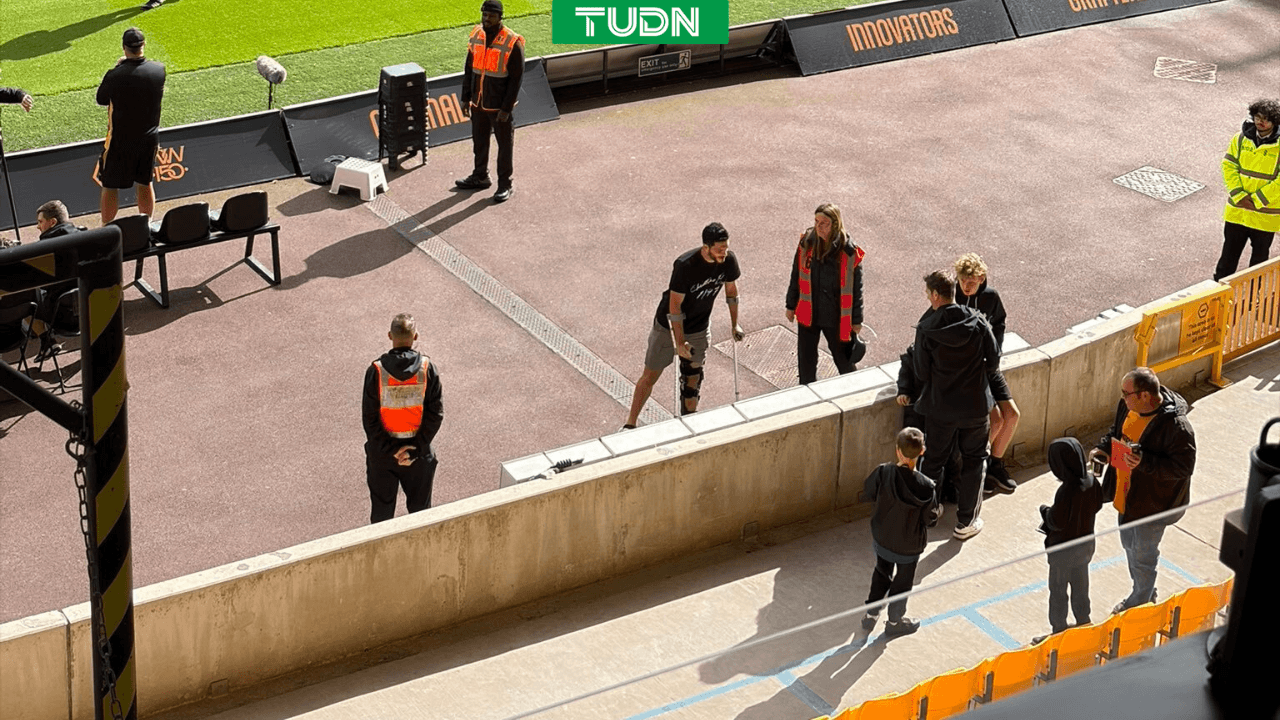 Raúl Jiménez reaparece con muletas y tiene gesto con los fans de los Wolves