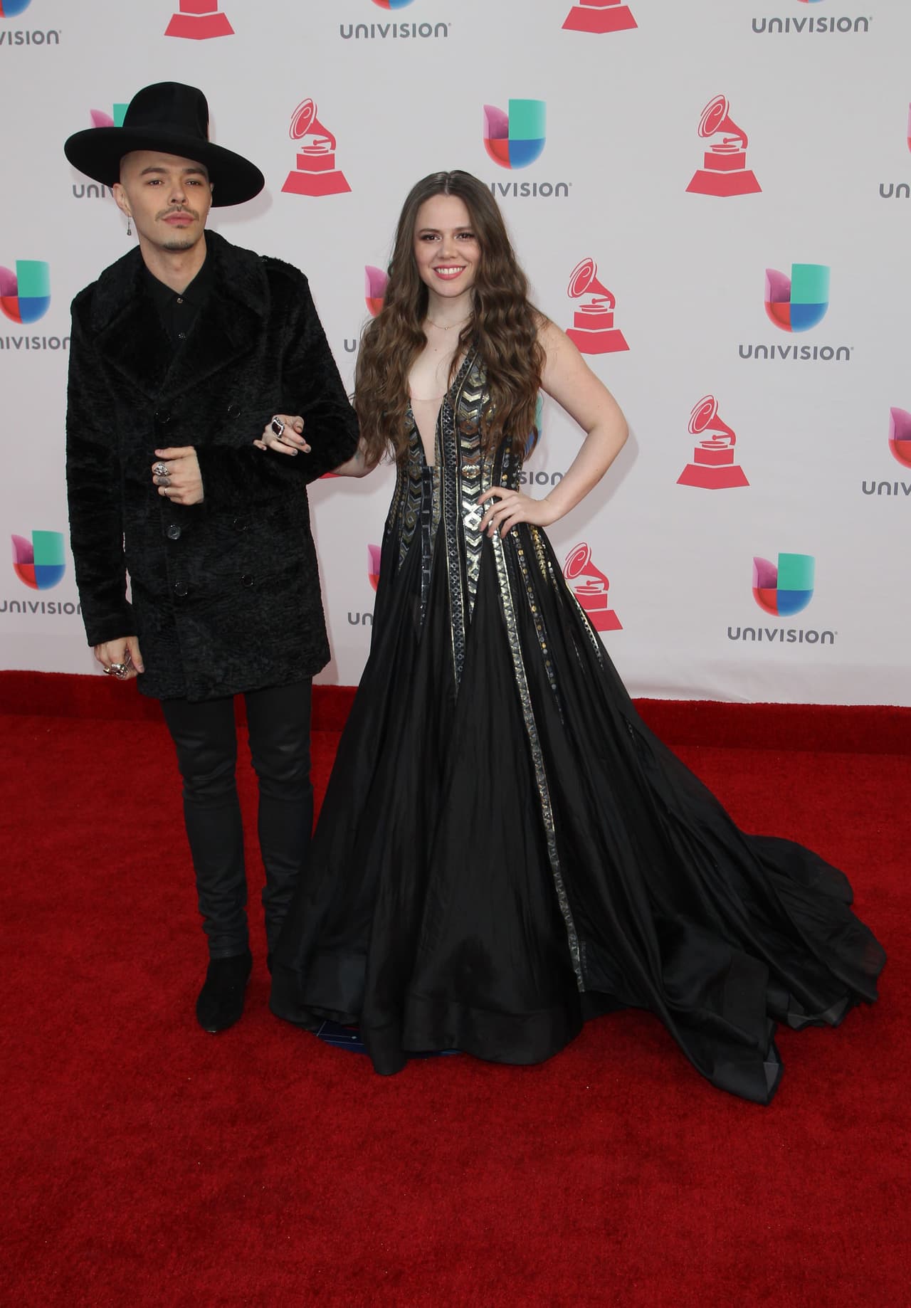 Joy, del dueto mexicano 
<i>Jesse & Joy</i>, eligió un vestido muy interesante para la ocasión porque a la vez que jugó con referencias rockeras como los taches y los apliques metalizados, eligió una silueta clásica de falda amplia que evocaban los recientes riesgos que ha hecho Florence Welch vestida de Gucci.